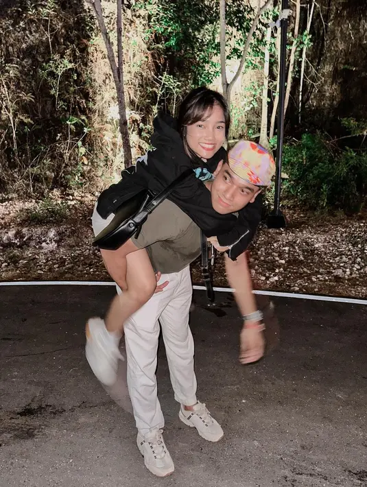 Nggak sendirian, Fuji hadir bersama sang kakak Fadly Faisal yang tampil kasual dengan t-shirt army dan long pants putih. [@fuji_an/@rachelvennya/@reginaaphx/lulalahfah]