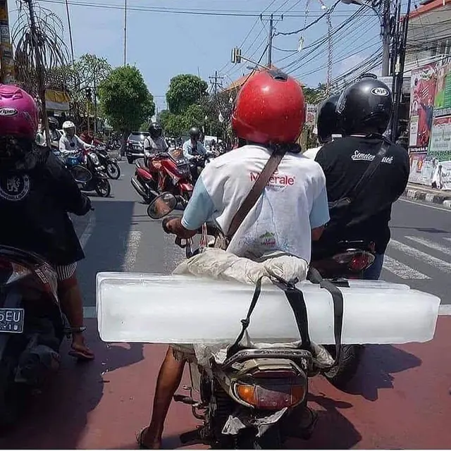 10 Potret Nyeleneh Orang Jualan Es Batu, Laku Enggak Laku Tetap Cair