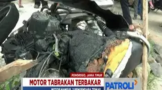 Api yang membakar kedua motor baru bisa dijinakkan setelah polisi dan warga berupaya memadamkannya.