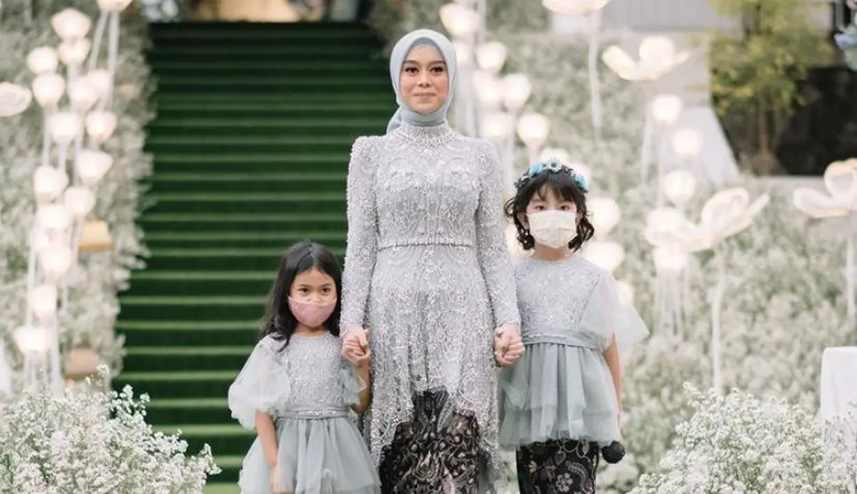 Sementara Lesti kenakan kebaya warna abu-abu yang senada. Kebaya ini dipenuhi payet-payet mewah dengan model potongan asimetris di bagian bawah kebaya. (Instagram/imagenic).