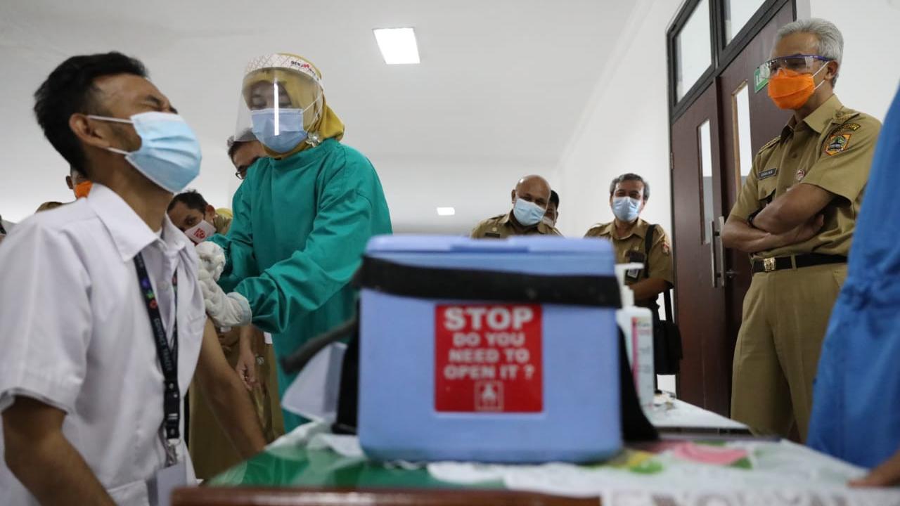 Gubernur Ganjar Pranowo mengawasi vaksinasi tenaga kesehatan di Puskesmas, Kaliwungu, Puskesmas Brangsong dan RSUD Soewondho, Kendal, Senin (25/1). (Foto : Liputan6.com/Felek Wahyu