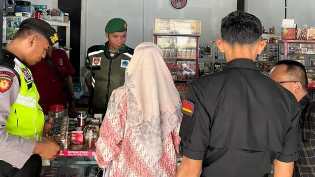 Satuan Polisi Pamong Praja (Satpol PP) bersama Bea Cukai Yogyakarta melakukan operasi pemberantasan rokok ilegal pada Jumat (21/11/2025), yang beredar di tingkat pedagang kecil di wilayah Playen.