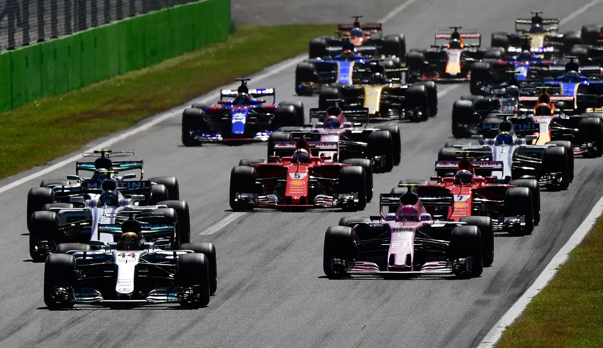 Pembalap Mercedes Lewis Hamilton memimpin balapan pada putaran pertama dalam balapan F1 GP Italia, di arena Monza, Italia (3/9). Hamilton kini unggul tiga angka dari Vettel dengan raihan 238 poin. (AFP Photo/Miguel Medina)