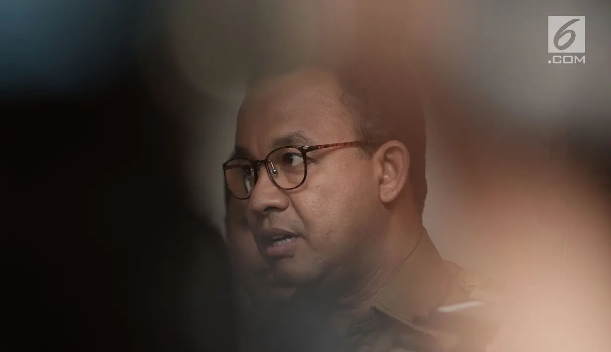 Gubernur DKI Jakarta Anies Baswedan memberi keterangan usai menjalani pemeriksaan di Gedung Bawaslu RI, Jakarta (7/1). Pemeriksaan terkait laporan pose dua jari yang dilakukan Anies di podium Konferensi Nasional Gerindra. (Merdeka.com/Iqbal S. Nugroho)
