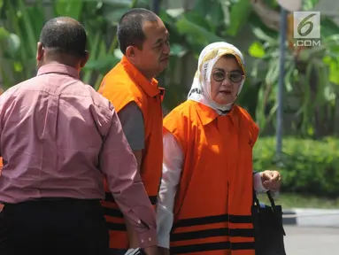 Bupati Subang nonaktif Imas Aryumningsih dan Pengusaha Miftahhudi tiba di gedung KPK, Jakarta, Kamis (29/3). Imas dan Miftahhudi diperiksa terkait kasus dugaan suap pengurusan perizinan di lingkungan Pemerintah Kabupaten Subang. (Merdeka.com/Dwi Narwoko)