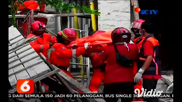 Seorang pekerja bangunan di Surabaya, Jawa Timur, tewas seketika setelah tertimpa beton yang tepat mengenai kepalanya. Evakuasi baru dapat dilakukan setelah dua jam kemudian, karena korban tewas berada di atap bangunan.