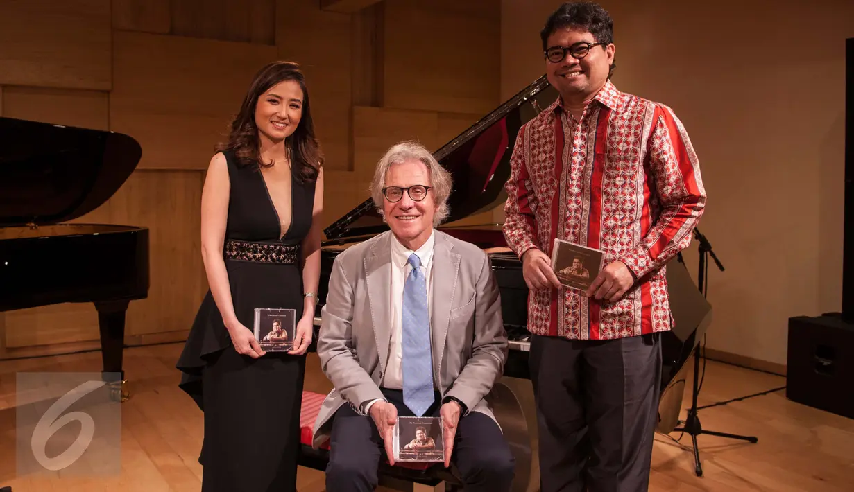 Helen Gumanti (kiri), Pembuat piano Paolo Fazioli (tengah) dan pianis Ananda Sukarlan berfoto bersama usai talkshow di The Grand Signature Piano, Jakarta, Rabu (12/4). (Liputan6.com/Gempur M. Surya)