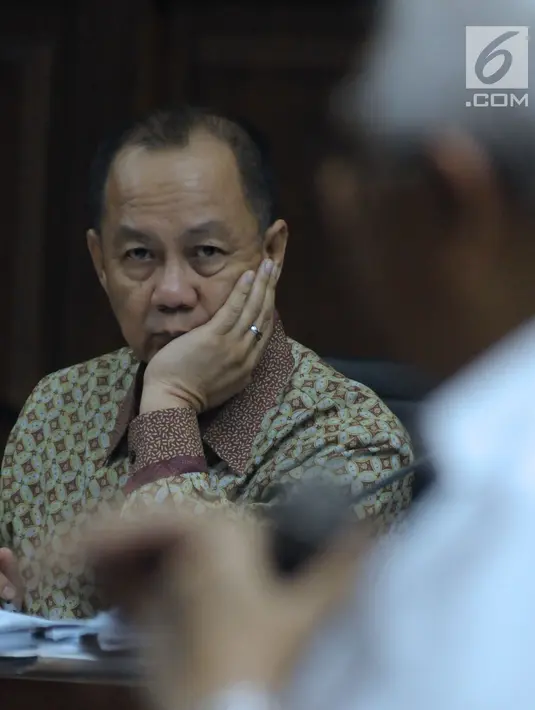Terdakwa penerbitan SKL terhadap obligor BLBI, Syafruddin Arsyad Temenggung menyimak keterangan saksi saat menjalani sidang lanjutan di Pengadilan Tipikor, Jakarta, Rabu (6/6). Sidang mendengar keterangan saksi. (Liputan6.com/Helmi Fithriansyah)
