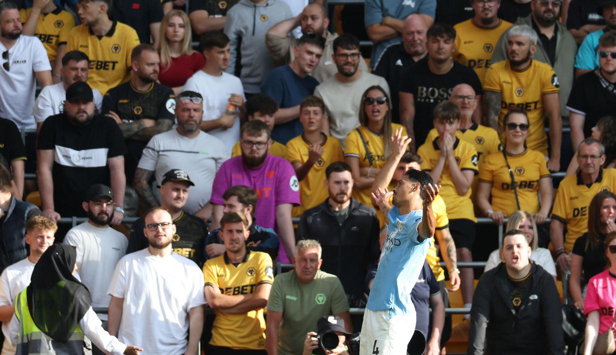 Pemain Manchester City, Tijjani Reijnders melakukan selebrasi setelah mencetak gol perdananya di Liga Inggris 2025/2026 ketika melawan Bournemouth di Molineux stadium, Wolverhampton, Inggris, Sabtu (16/08/2025) waktu setempat. (AFP/Darren Staples)