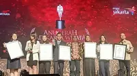 Liputan6.com diwakili Pemimpin Redaksi Irna Gustiawati menerima penghargaan Anugerah Adikarya Wisata 2019. (Liputan6.com/Dinny Mutiah)