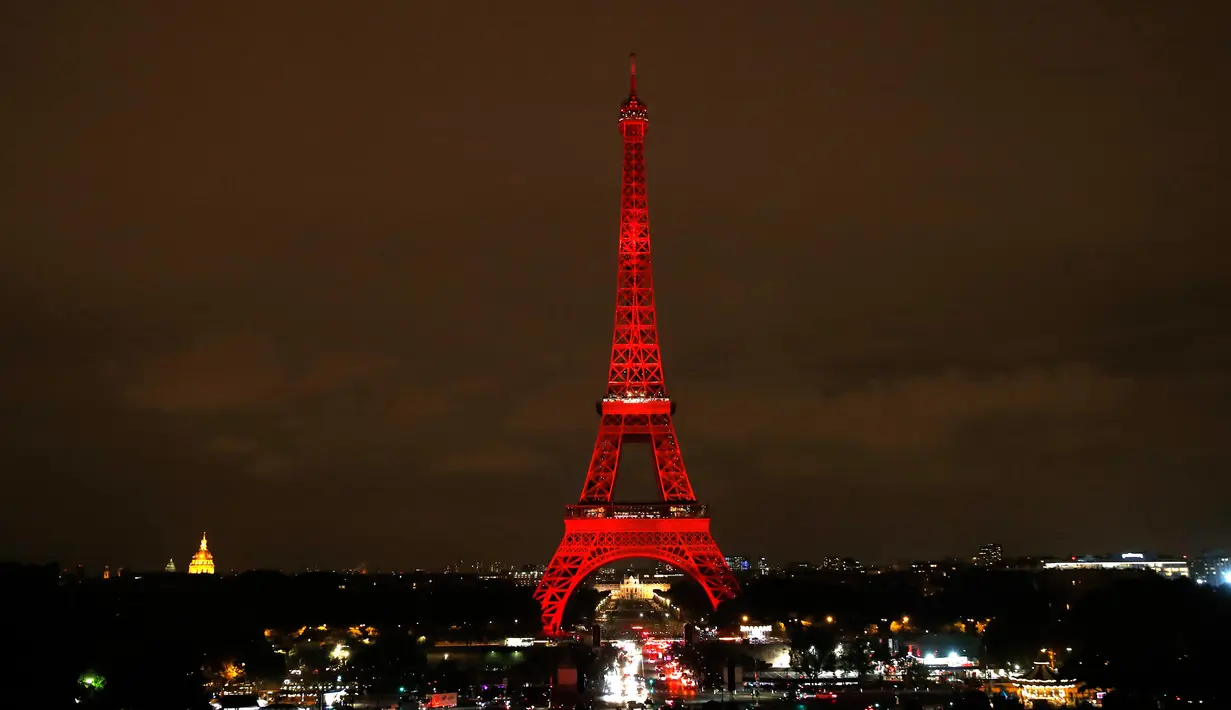 Pemandangan saat Menara Eiffel berhias instalasi cahaya warna merah di Paris, Perancis, Kamis (13/9). Pertunjukan ini dipersembahkan oleh seniman Jepang, Motoko Ishii. (AP Photo/Christophe Ena)