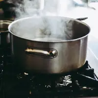 Ilustrasi orang sedang merebus sayuran. (Foto: Unsplash/Michal B)