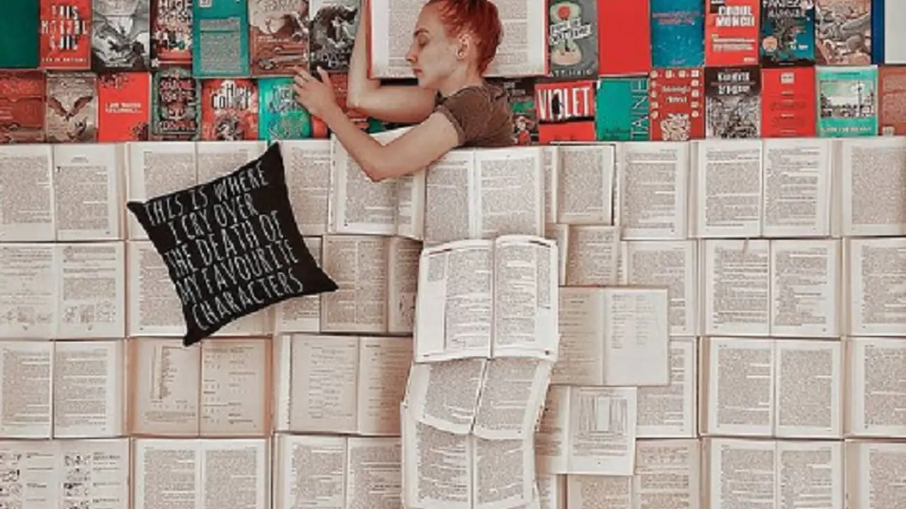 Kreatif, Wanita Ini Ubah Ribuan Buku Menjadi Seni yang Memukau