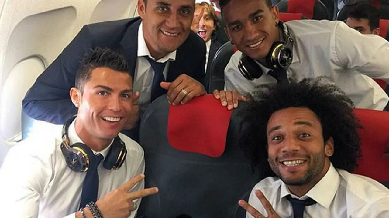 Cristiano Ronaldo berfoto bersama rekan-rekannya dalam perjalanan ke Prancis