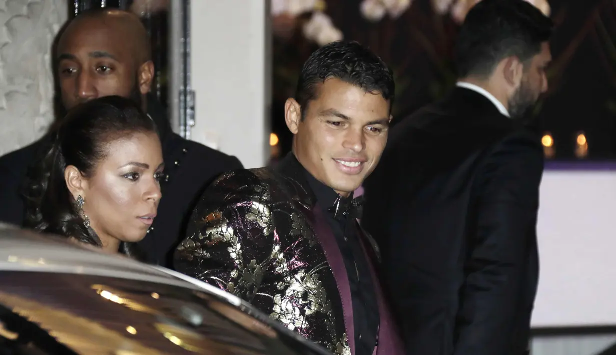 Bek Paris Saint-Germain Thiago Silva (kanan) dan istrinya Isabele da Silva tiba menghadiri pesta ulang tahun pemain depan Neymar yang ke 26 di Pavillon Cambon di Paris (4/2). (AFP Photo/Thomas Samson)