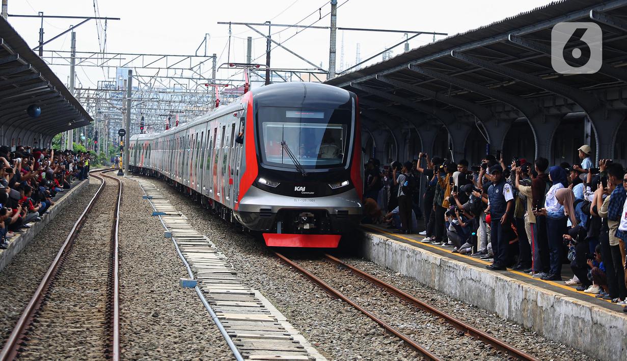 Kegiatan ini bertujuan agar masyarakat luas dapat melihat serta mengetahui sejarah perjalanan moda transportasi KRL Jabodetabek dari masa ke masa. (Liputan6.com/Angga Yuniar)