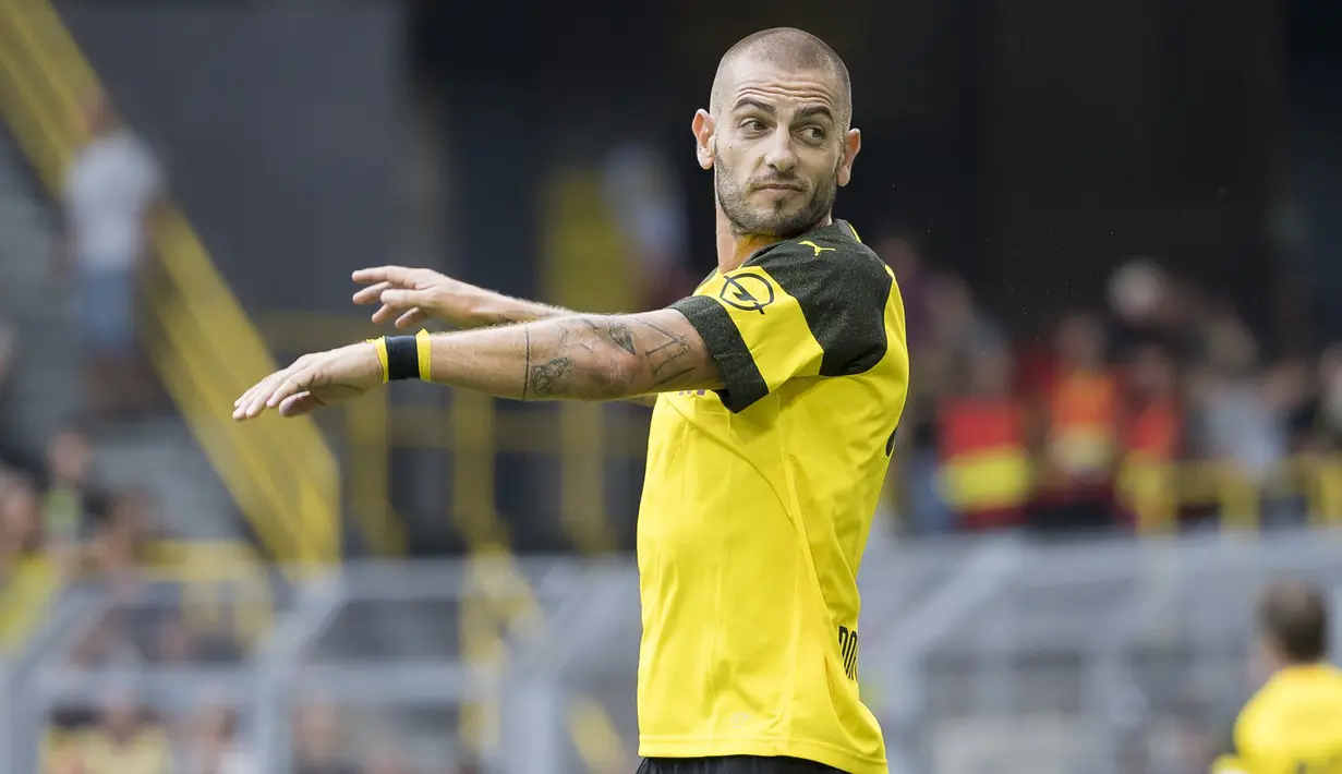 Mladen Petric. Striker Kroasia yang kini berusia 41 tahun dan telah pensiun pada Juli 2016 ini pernah membela Borussia Dortmund selama 1 musim usai didatangkan dari FC Basel dengan nilai transfer 3,5 juta euro pada awal musim 2007/2008. Ia melakukan debut bersama Borussia Dortmund saat menghadapi FC Magdeburg di babak pertama DFB Pokal 2007/2008 (4/8/2007) dan menyumbang 1 gol dalam laga yang berakhir dengan kemenangan 4-1. Ia total tampil dalam 36 laga di semua ajang dengan torehan 18 gol dan 4 assist. (twitter)