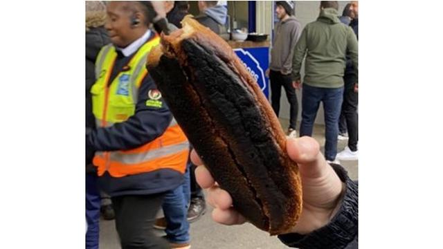 7 Potret Jajanan Gagal Masak yang Dibeli di Stadion Sepak Bola, Bikin Elus Dada