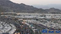 Suasana kepadatan jemaah haji di Mina. Jemaah dari seluruh dunia tinggal di Mina selama tiga hingga empat hari untuk melaksanakan ritual mabit dan lempar jumrah. (FOTO: MCH PPIH ARAB SAUDI 2023)