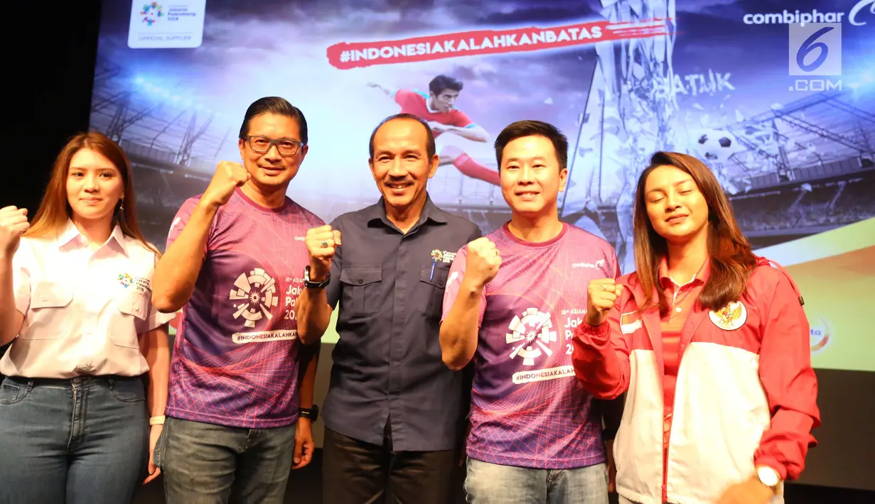 Presdir Combiphar Michael Wanandi, Direktur Revenue INASGOC Hasani Abdulgani dan atlet Asian Games 2018, Dellie Threesyadinda foto bersama saat Kick Off Kampanye #IndonesiaKalahkanBatas di Jakarta, Selasa (24/7). (Liputan6.com/Angga Yuniar)