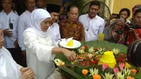 Pasangan Khofifah Indar Parawansa - Emil Dardak (Liputan6.com/ Dian Kurniawan)