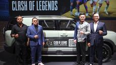 Chief Operating Officer BAIC Indonesia, Dhani Yahya dan CEO Senyawa Entertainment, Reza Wibisana Subekti dalam peluncuran kerjasama BAIC Indonesia dengan Clash of Legends dalam gelaran IIMS 2026 di JIEXPO Kemayoran, Jakarta, Kamis (5/2/2026). (Bola.com/Nur Iman Ali)