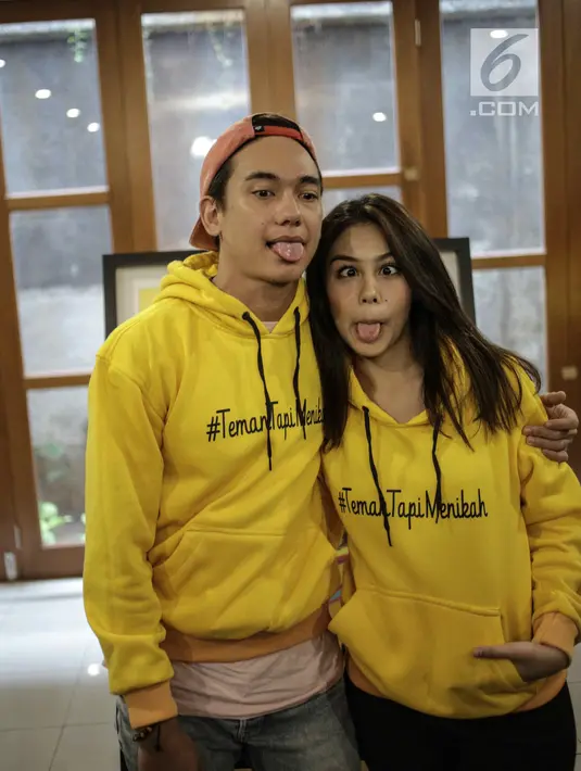 Adipati Dolken rangkul mesra Vanesha Prescilla saat sesi foto usai jumpa pers film Teman Tapi Menikah di Jakarta, Selasa (6/3). Dalam film ini, Adipati dan Vanesha saling cemburu saat keduanya memiliki pacar. (Liputan6.com/Faizal Fanani)