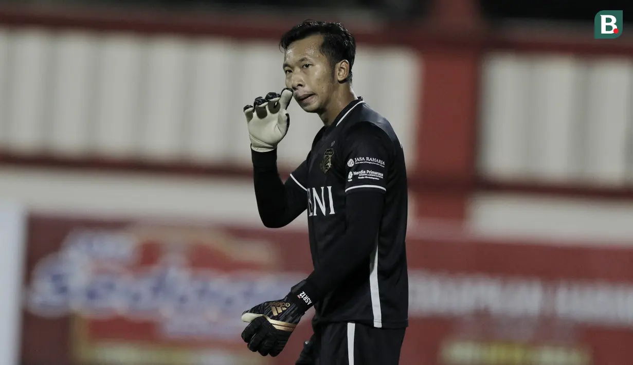 Kiper Bhayangkara FC, Awan Setho, saat melawan Mitra Kukar pada laga Liga 1 di Stadion PTIK, Jakarta, Kamis (17/5/2018). Bhayangkara FC menang 1-0 atas Mitra Kukar. (Bola.com/M Iqbal Ichsan)