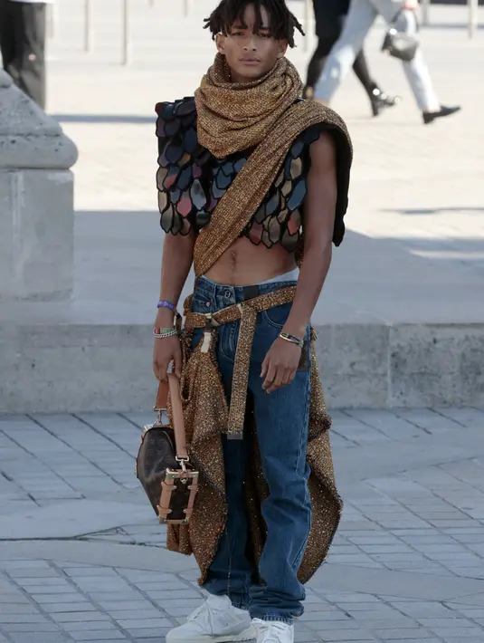 Jaden Smith berpose saat tiba untuk presentasi koleksi Louis Vuitton Womenswear Sping-Summer 2023 selama Paris Fashion Week, di Paris, pada 4 Oktober 2022. Jaden Smith memakai sepatu New Balance putih, dan membawa tas tangan dari desainer mewah. (AFP/GEOFFROY VAN DER HASSELT)