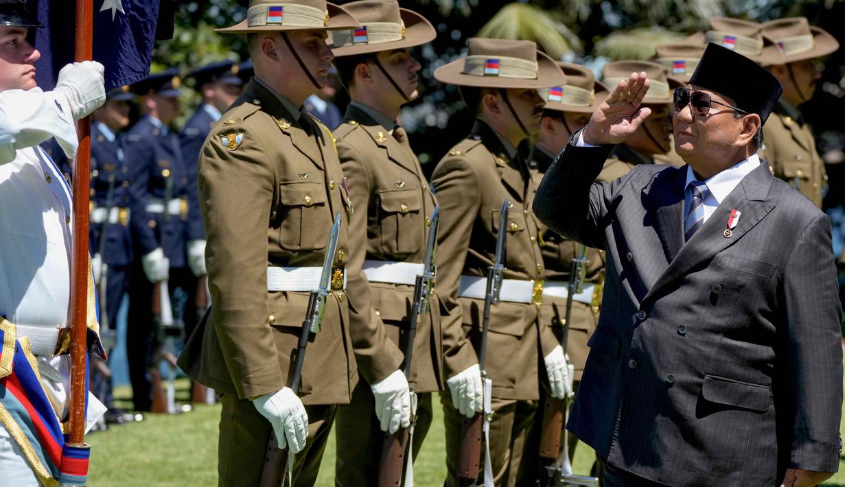 Diketahui, Australia dan Indonesia memiliki sejarah panjang kerja sama dan persahabatan yang terjalin di berbagai bidang. Tampak dalam foto, Presiden Indonesia Prabowo Subianto (kanan) memeriksa pasukan kehormatan di Admiralty House di Sydney, Australia, pada Rabu 12 November 2025. (Rick Rycroft/POOL/AFP)
