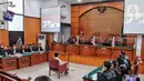 Bharada Richard Eliezer Pudihang Lumiu atau Bharada E (kiri) sesaat sebelum menjalani sidang perdana terkait kasus dugaan pembunuhan berencana Brigadir Yosua Hutabarat alias Brigadir J di Pengadilan Negeri Jakarta Selatan, Selasa (18/10/2022). Sidang beragendakan pembacaan dakwaan oleh Jaksa Penuntut Umum. (Liputan6.com/Angga Yuniar)