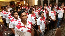 Atlet Akuatik saat menyanyikan lagu Indonesia Raya pada acara pelepasan tim di Epicentrum, Jakarta, Jumat (11/8/2017). Akuatik diharapkan merebut lima emas pada SEA Games 2017. (Bola.com/Nicklas Hanoatubun)