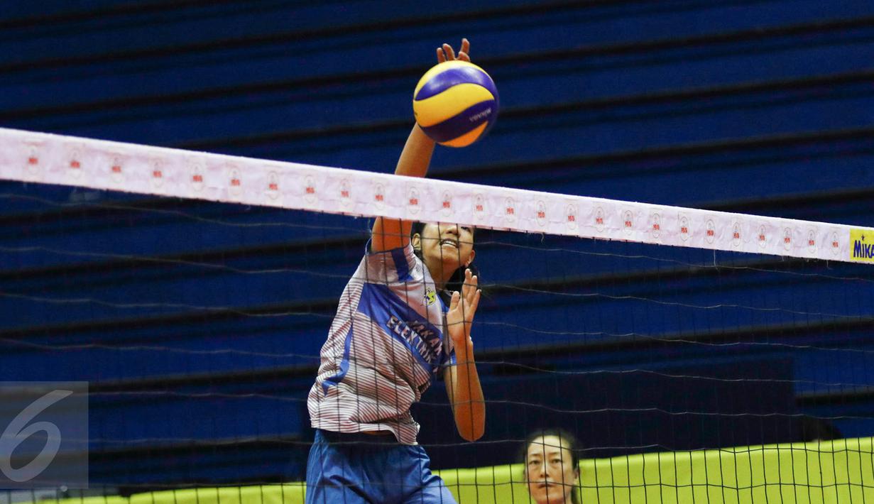 Tim voli Jakarta Elektrik PLN saat menjalani latihan di GOR C'Tra Arena, Bandung, Jawa Barat, Sabtu (15/4). Sebelumnya, Jakarta Elektrik PLN memastikan lolos ke final Proliga 2017 usai menumbangkan Popsivo Polawan. (Liputan6.com/Yoppy Renato)
