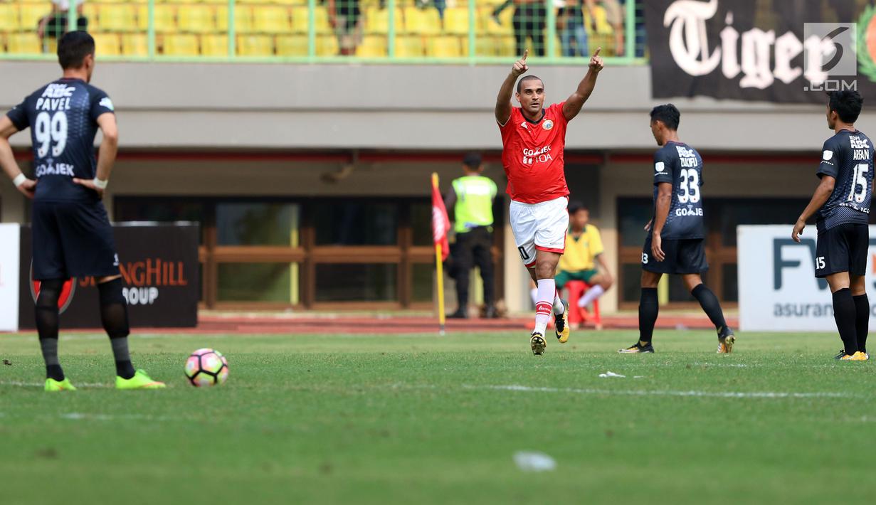 Pemain depan Persija, Bruno Da Silva Lopes merayakan gol penyeimbang saat laga melawan PSM Makassar pada lanjutan Liga 1 Indonesia di Stadion Patriot Candrabhaga, Bekasi, Selasa (15/8). Laga berakhir imbang 2-2. (Liputan6.com/Helmi Fithriansyah)
