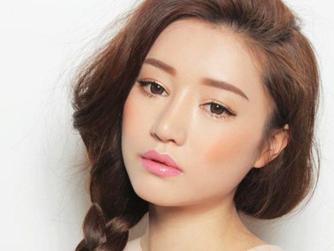 Bibir cerah dan pipi merona adalah ciri khas makeup ala Korea/copyright glamradar.com