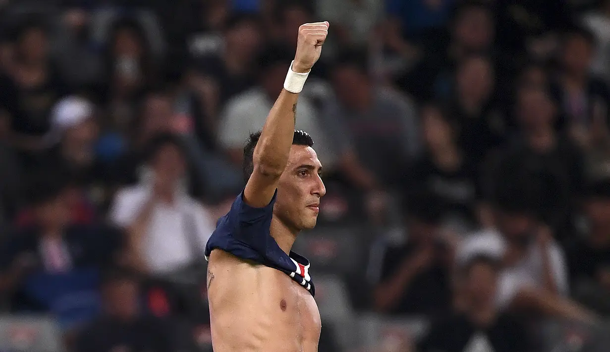 Gelandang PSG, Angel Di Maria, merayakan gol yang dicetaknya ke gawang Rennes pada laga Piala Super Prancis di Stadion Shenzhen, China, Sabtu (3/8). PSG menang 2-1 atas Rennes. (AFP/Franck Fife)