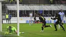 Striker Inter Milan, Lautaro Martinez, merayakan gol yang dicetaknya ke gawang SPAL pada laga Serie A Italia di Stadion San Siro, Millan, Minggu (1/12). Inter menang 2-1 atas SPAL. (AFP/Miguel Medina)