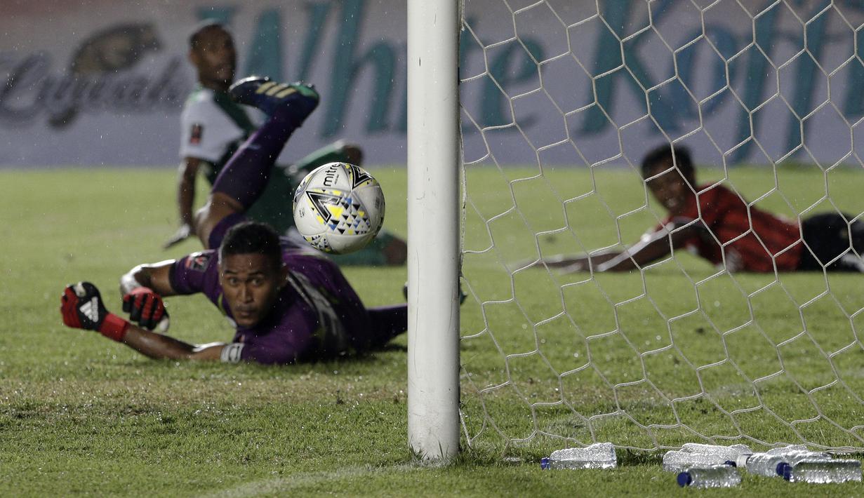 Kiper Perseru Serui, Hendra Molle, berusaha mengamankan bola saat melawan Persebaya Surabaya pada laga Piala Presiden 2019 di Stadion Si Jalak Harupat, Bandung, Sabtu (2/3). Persebaya menang 3-2 atas Perseru. (Bola.com/Yoppy Renato)