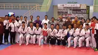 Wapres RI, Jusuf Kalla (tengah) dan Menpora Imam Nahrawi, serta Ketau KOI, Erick Thohir berfoto bersama atlet taekwondo di pemusatan latihan di Cibubur. (Liputan6.com/Putu Merta Surya Putra)