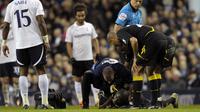 Fabrice Muamba pernah mengalami henti jantung selama 78 detik ketika pertandingan Bolton Wanderers melawan Tottenham Hotspurs pada Piala FA. Setelah kejadian itu, ia memutuskan untuk pensiun bermain sepak bola pada umur 24 tahun. (Foto: AFP/Olly Greenwood)