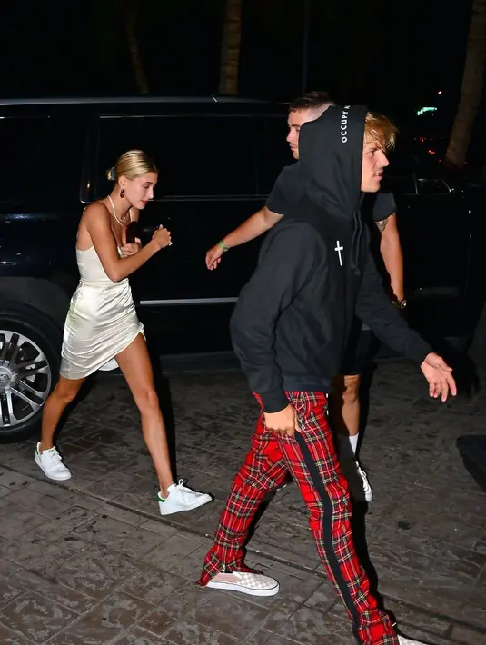 Dilansir dari E! Online, keduanya terlihat hadir di Gereja pada pagi hari di akhir minggu kemarin. (BACKGRID-Cosmopolitan)