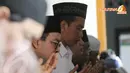 Jokowi menyempatkan diri untuk bersimpuh di salah satu masjid di Serang untuk melakukan salat dan berdoa {Liputan6.com/Herman Zakharia)