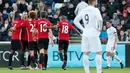Para pemain Manchester United merayakan golnya, setelah Zlatan Ibrahimovic berhasil membobol gawang Swansea City pada pertandingan Liga Premier Inggris di Stadion Liberty, Inggris (6/11). MU kalahkan Swansea dengan skor 1-3 atas. (Reuters/John Sibley)