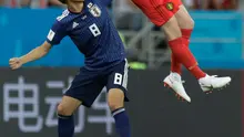 Pemain timnas Belgia, Kevin De Bruyne melompat untuk merebut bola dari pemain Jepang, Genki Haraguchi pada 16 besar Piala Dunia 2018 di Rostov Arena, Selasa (3/7). Belgia lolos ke perempat final setelah mengalahkan Jepang 3-2. (AP/Natacha Pisarenko)