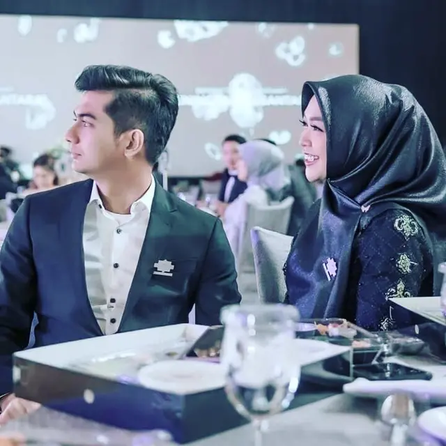 Jawab Kabar Kehamilan, Ini 6 Potret Ria Ricis dan Teuku Ryan Hadiri Acara Brand Kosmetik