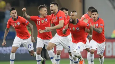 Gelandang timnas Cile, Arturo Vidal bersama rekan setimnya merayakan gol hasil tendangan penalti ke gawang Kolombia pada perempat final Copa America 2019 di Arena Corinthians, Jumat (29/6/2019). Cile melaju ke semifinal setelah menundukkan Kolombia, 5-4, lewat adu penalti. (AP/Andre Penner)