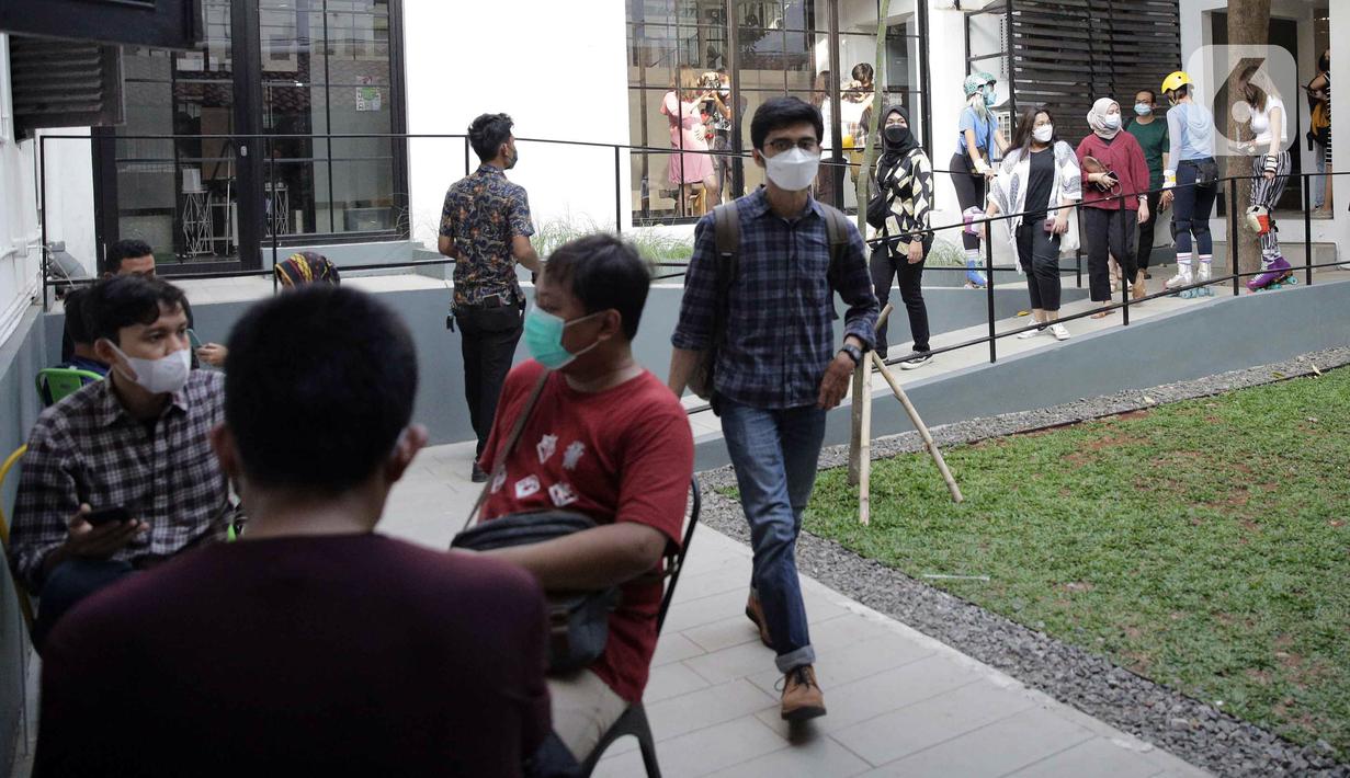 Sejumlah pengunjung berjalan di area Pos Bloc, Jakarta Pusat, Sabtu (9/10/2021). Selain menjadi tempat berdiskusi, Pos Bloc juga akan mewadahi beberapa sektor usaha kreatif. (Liputan6.com/Faizal Fanani)