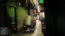 Seorang warga mengangkut perabot miliknya dari rumah yang akan dibongkar di kawasan Kalijodo, Jakarta, Kamis (18/2). Gubernur DKI hari ini mengirim SP 1 kepada warga untuk mengosongkan dan membongkar sendiri rumah mereka. (Liputan6.com/Gempur M Surya)