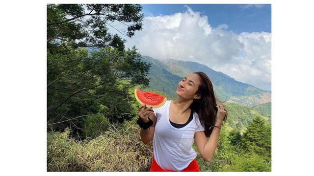 7 Potret Naomi Zaskia saat Ikut Mendaki Gunung Prau, Semangat Banget