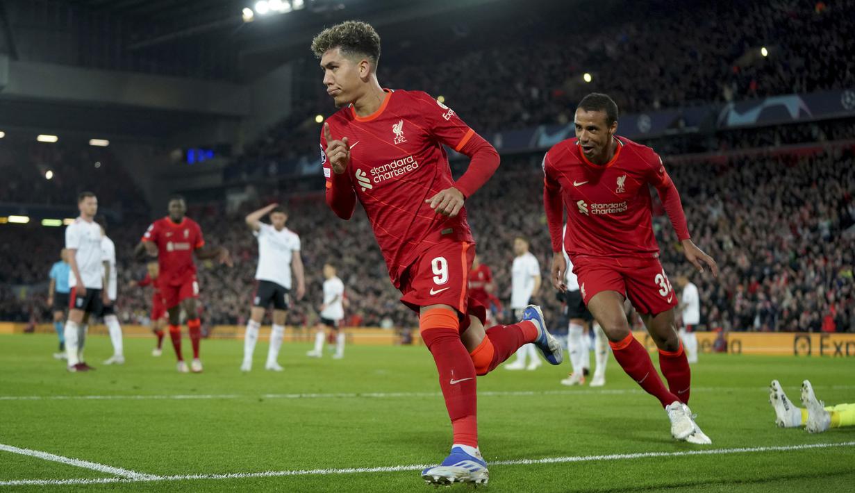 Pemain Liverpool Roberto Firmino melakukan selebrasi usai mencetak gol ke gawang Benfica pada pertandingan sepak bola leg kedua perempat final Liga Champions di Stadion Anfield, Liverpool, Inggris, 13 April 2022. Pertandingan berakhir dengan skor 3-3. (AP Photo/Jon Super)